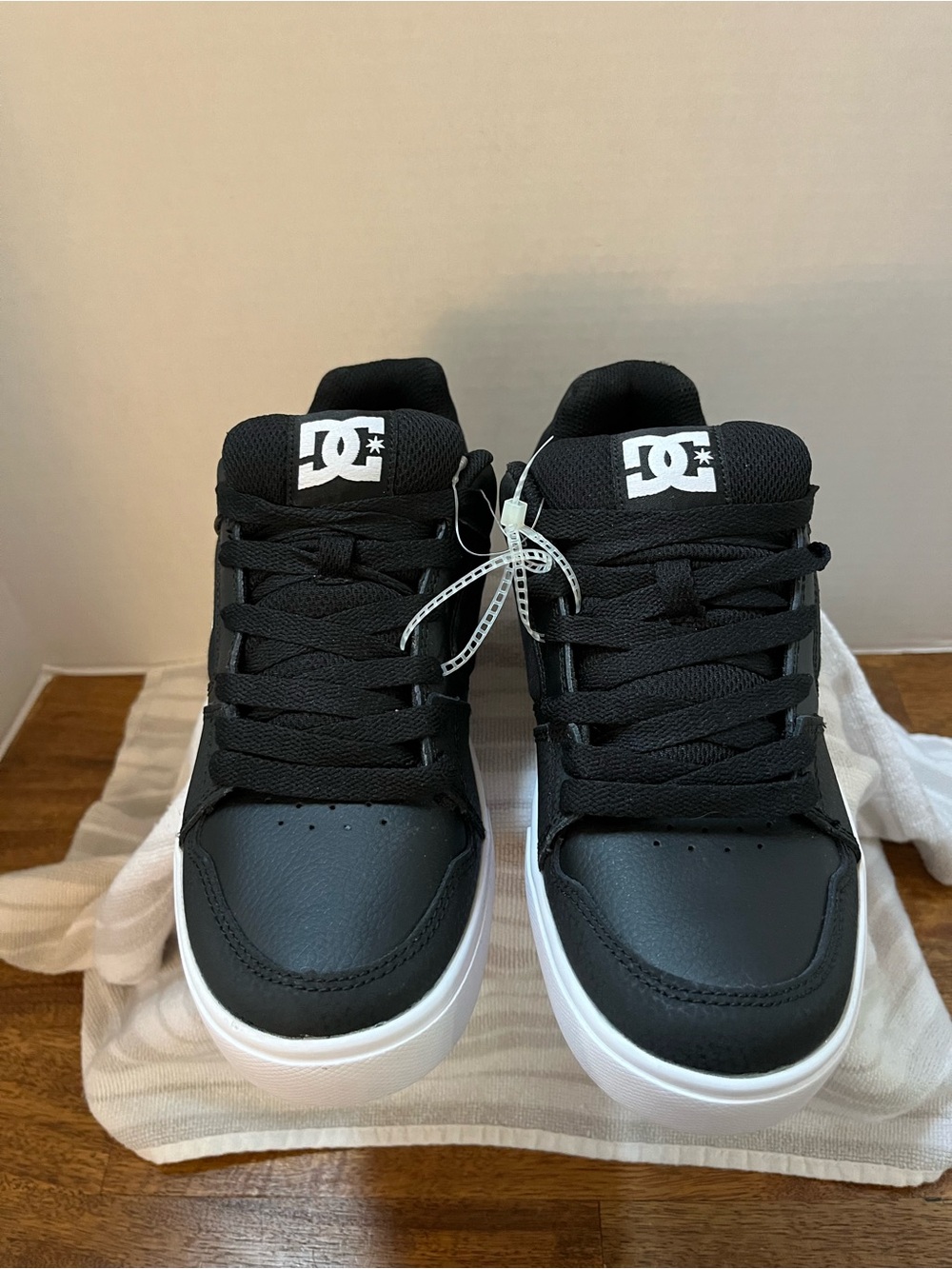 New DC Shoes Cure Skate Sneaker-Black/White-Men’s Size 8-Low Top